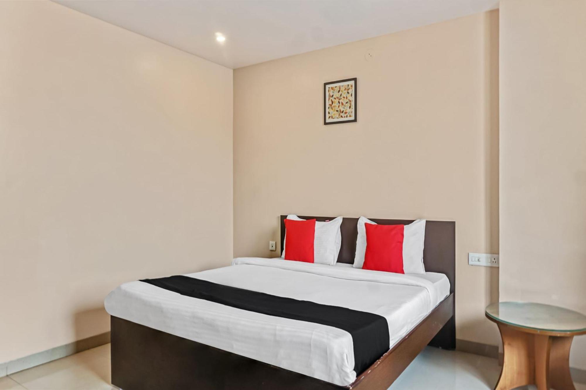 Hotel O Log Inn Plaza Near Eon It Park Pune Exteriör bild