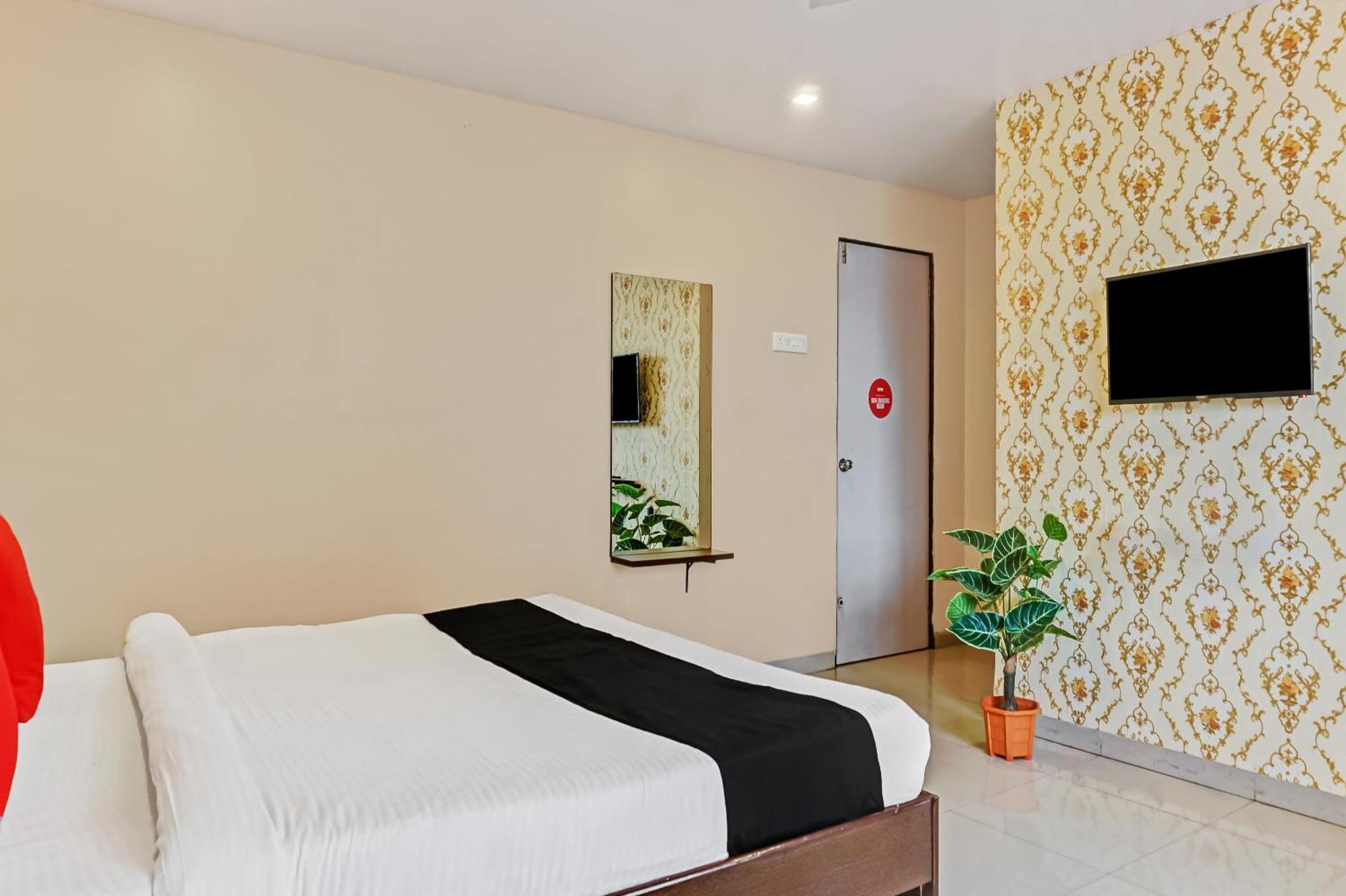 Hotel O Log Inn Plaza Near Eon It Park Pune Exteriör bild