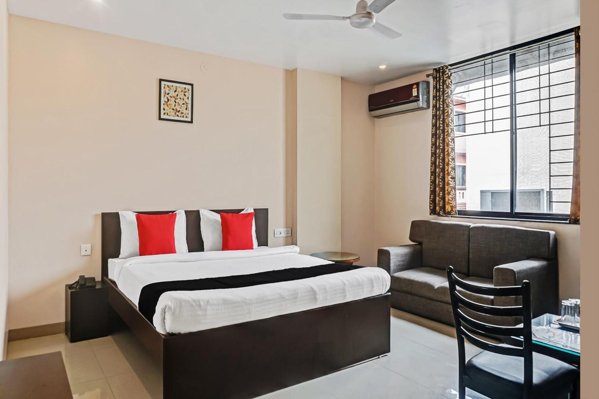 Hotel O Log Inn Plaza Near Eon It Park Pune Exteriör bild