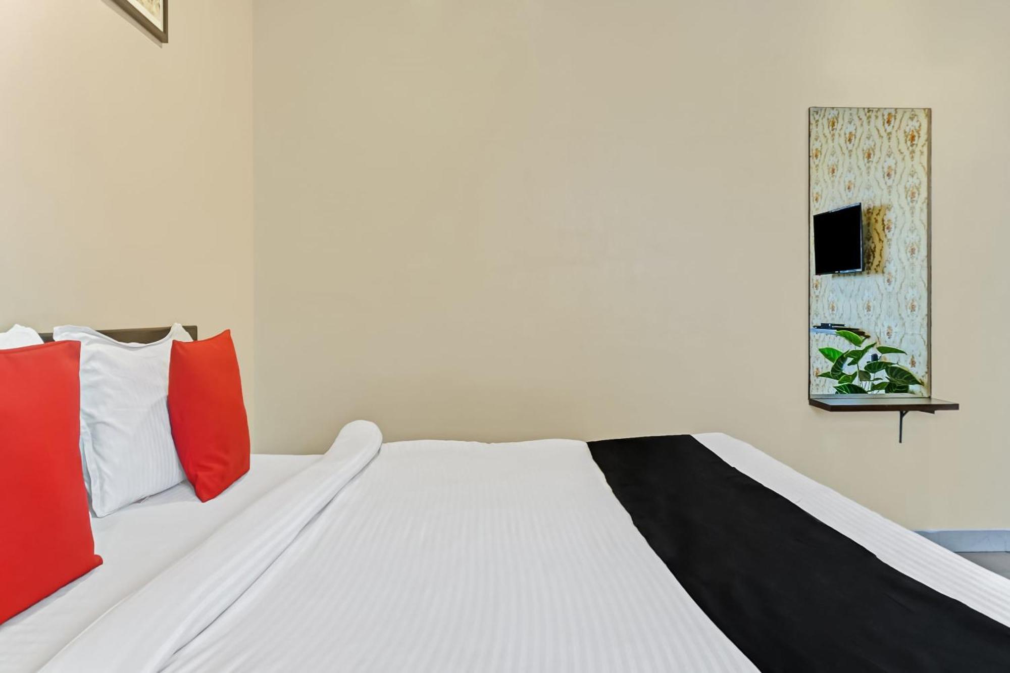Hotel O Log Inn Plaza Near Eon It Park Pune Exteriör bild