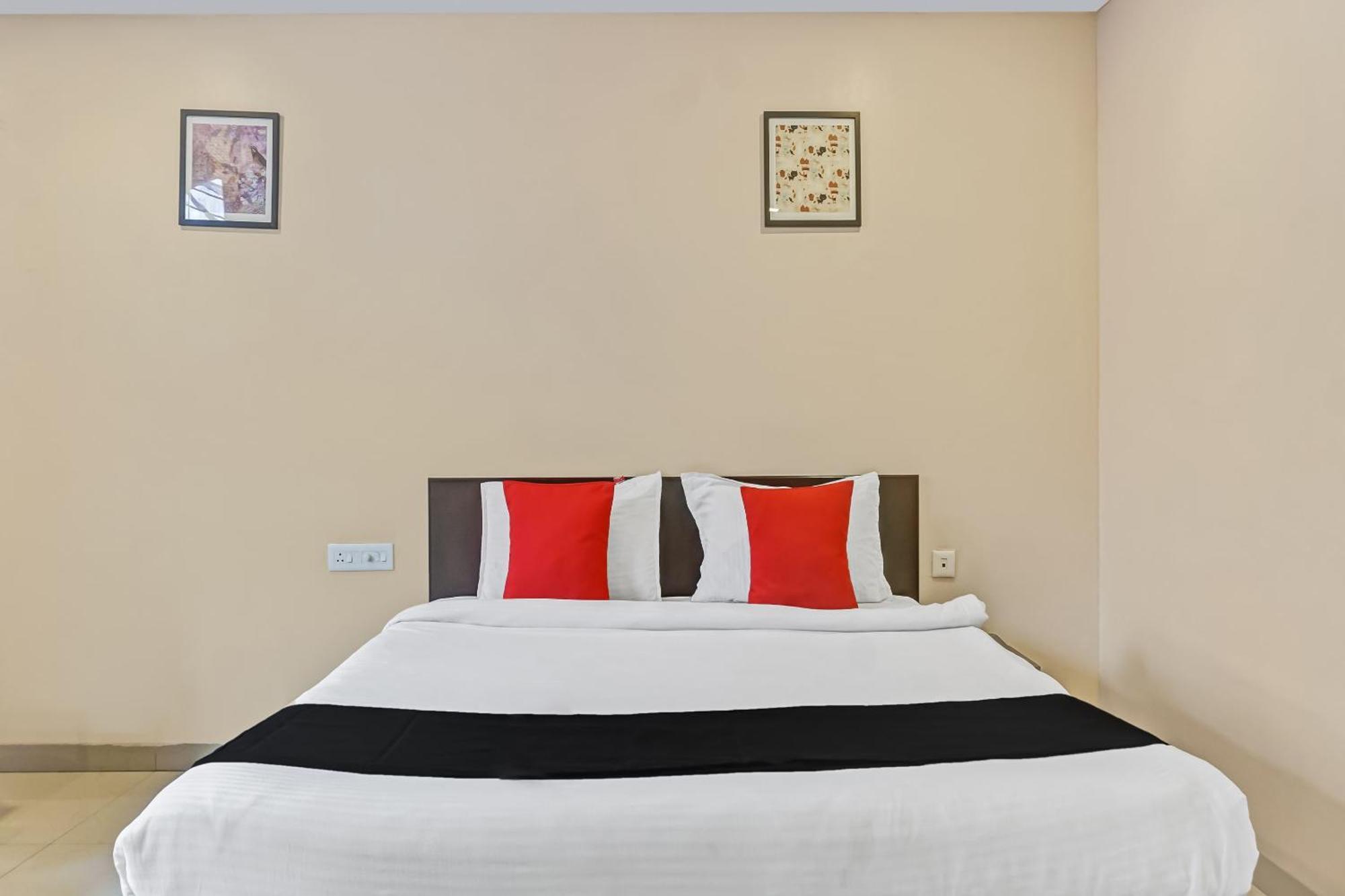 Hotel O Log Inn Plaza Near Eon It Park Pune Exteriör bild