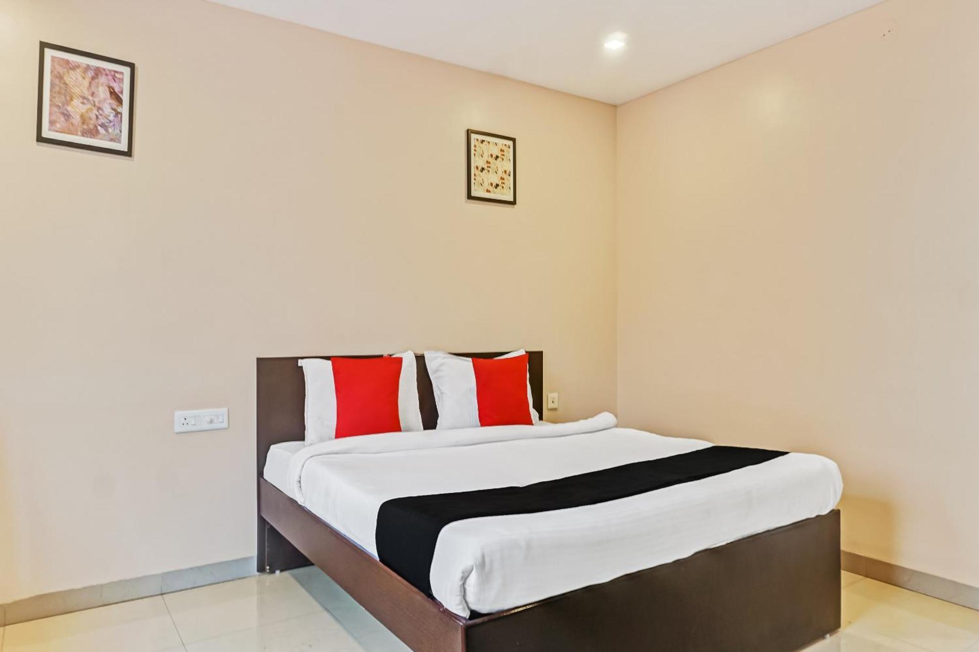 Hotel O Log Inn Plaza Near Eon It Park Pune Exteriör bild