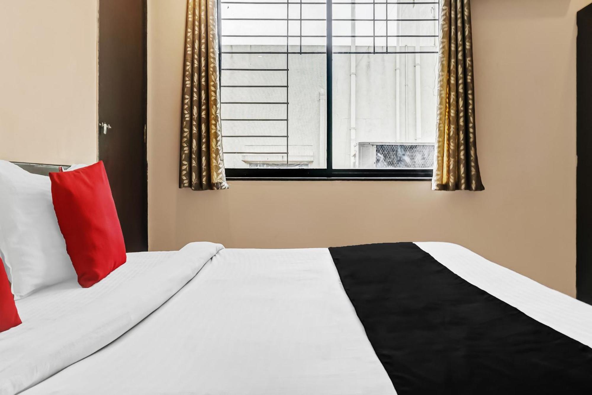 Hotel O Log Inn Plaza Near Eon It Park Pune Exteriör bild
