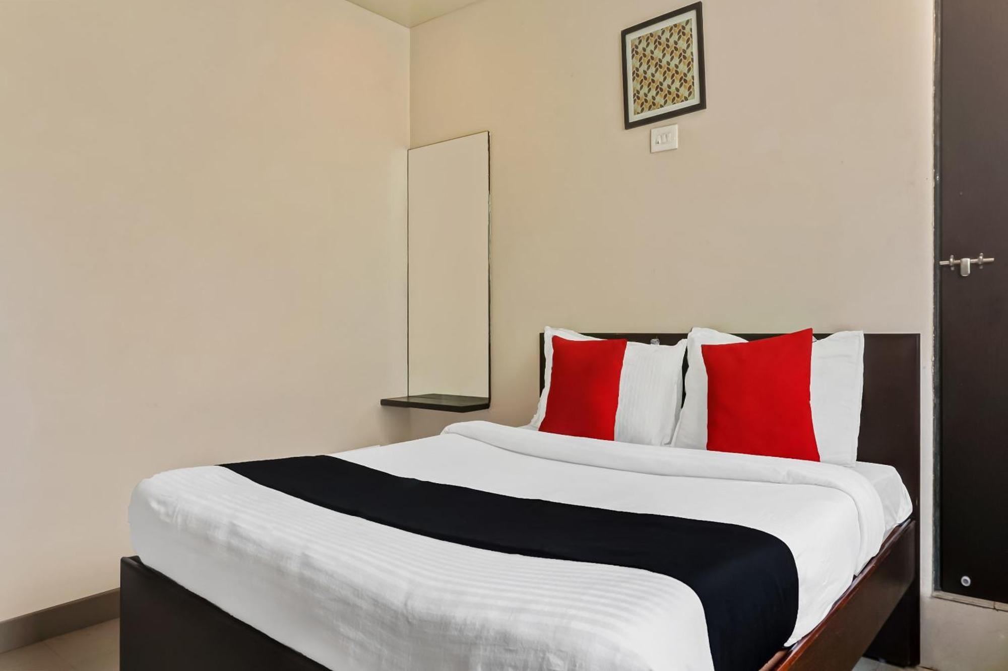 Hotel O Log Inn Plaza Near Eon It Park Pune Exteriör bild